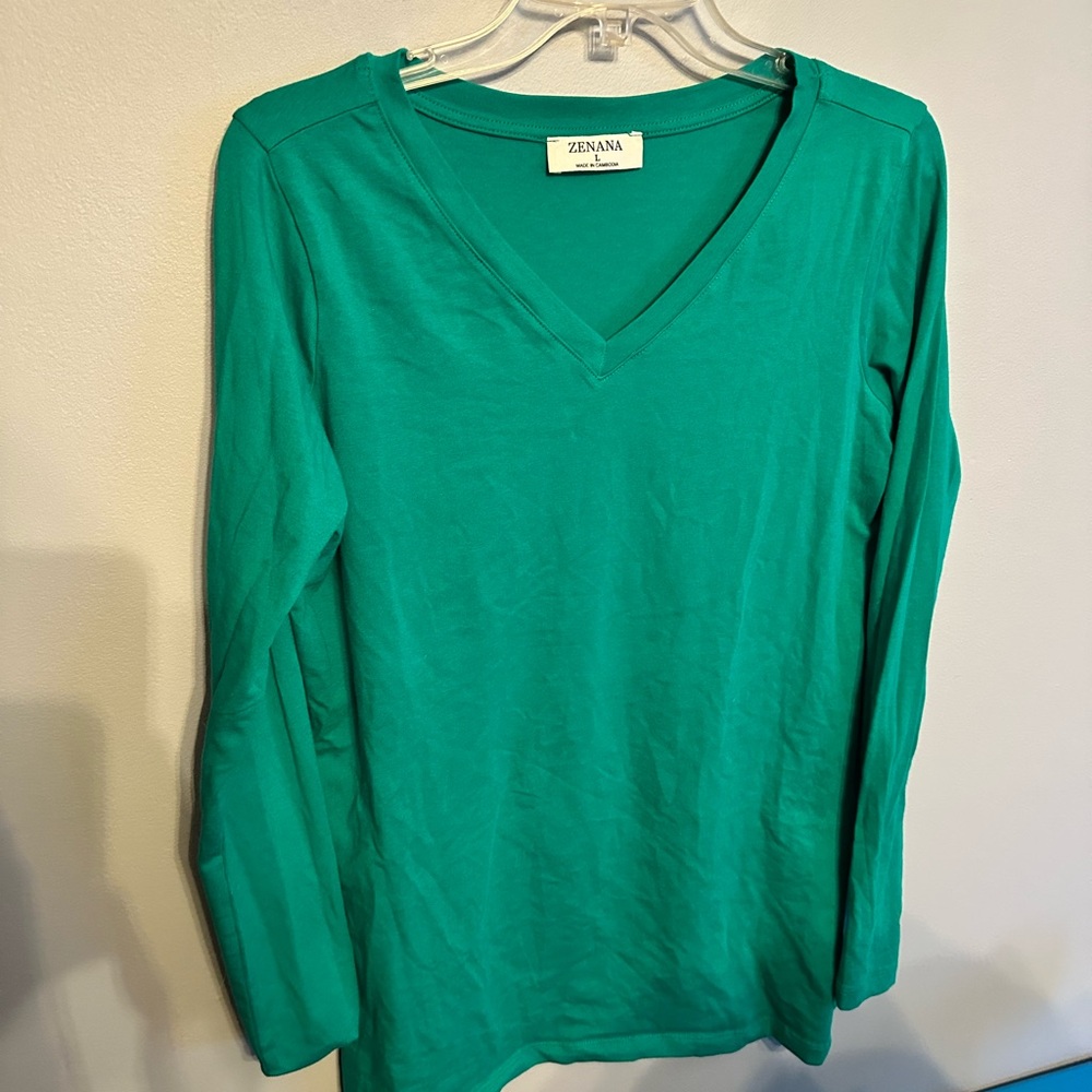 New w/out Tags Zenana Outfitters Women's Kelly Green V-Neck Top Size Large